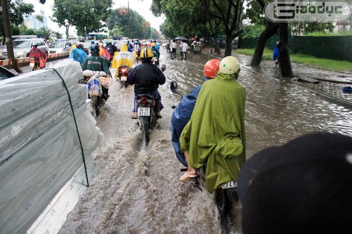 Không ít thì nhiều, cơn mưa lớn cuối giờ chiều đã làm nhiều con phố lớn ở Hà Nội ngập nước
